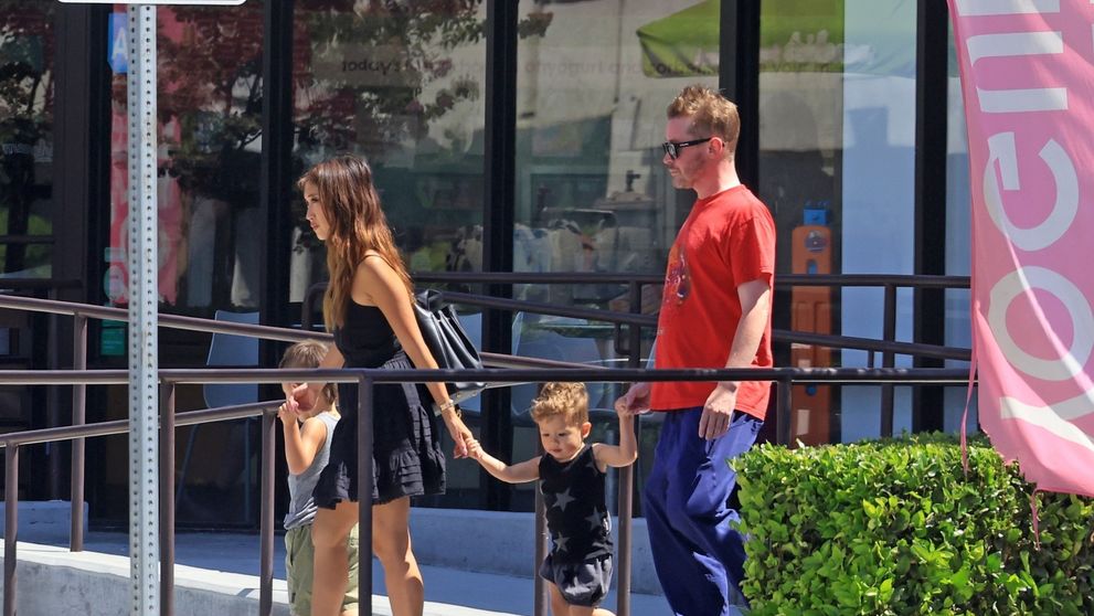 Dragostea pentru Brenda și cei doi copii l-au transformat complet! Macaulay Culkin, starul din „Singur acasă”, surprins de paparazzii când își lua băieții de la grădiniță