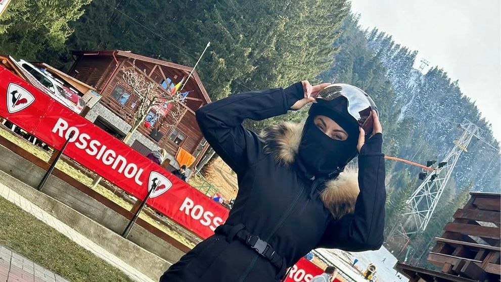 Celebra artistă din România și-a asumat relația cu iubitul cu 20 de ani mai tânăr, la doi ani de la separarea de tatăl ultimului său copil. A fost curtată și de băieți mai tineri decât fiul ei, dar un singur pretendent a reușit să îi atragă atenția. Cum au fost surprinși cei doi îndrăgostiți