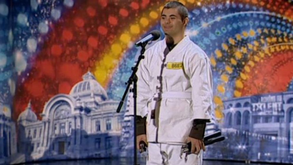 Manuieste nunceagul mai ceva ca Bruce Lee. A primit aplauze de la juriu si a ridicat publicul in picioare: