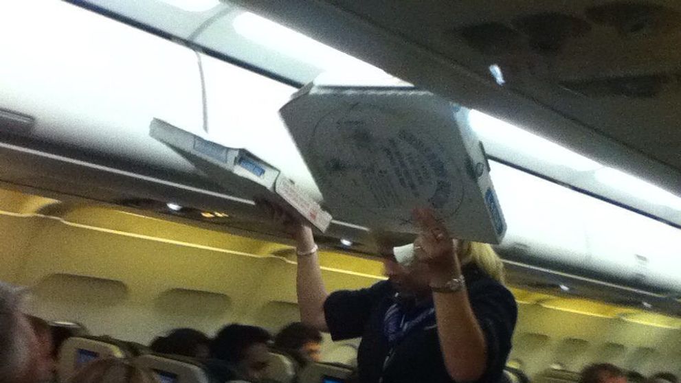 Au ramas blocati in avion cateva ore, in timpul unei furtuni. Gestul de aplaudat al pilotului le-a facut tuturor ziua mai frumoasa