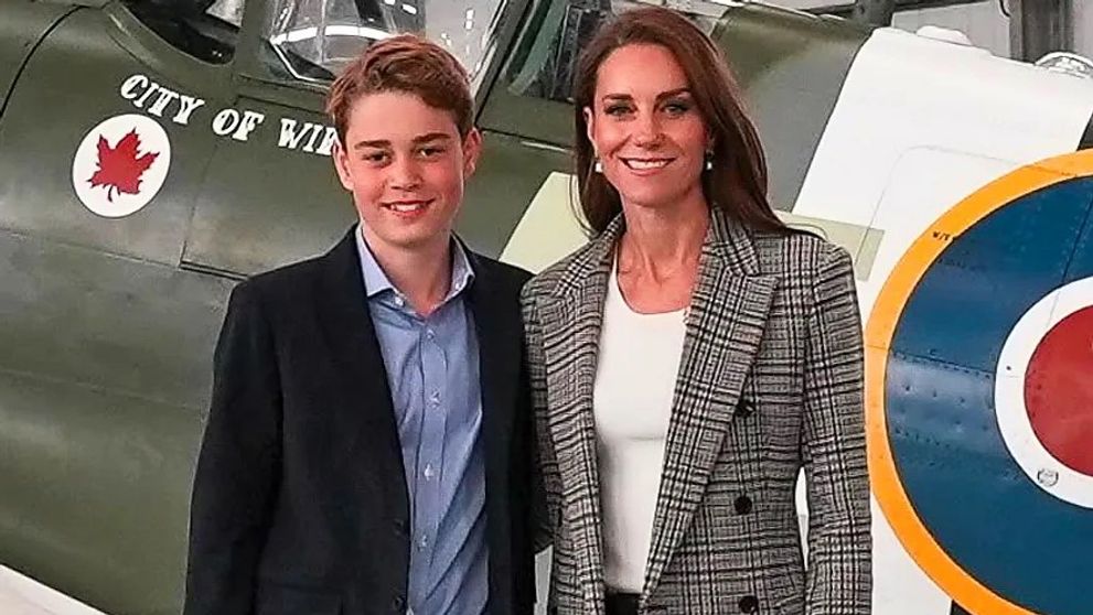 Imaginea cu Kate Middleton și Prințul George care face înconjurul internetului. Adolescentul de 12 ani este extrem de chipeș și aproape și-a întrecut mama în înălțime
