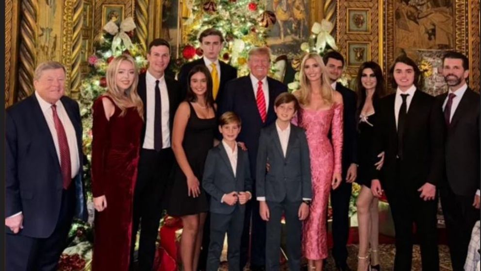 Motivul trist pentru care Melania Trump nu apare în fotografia de Crăciun a familiei Trump de la Mar-a-Lago