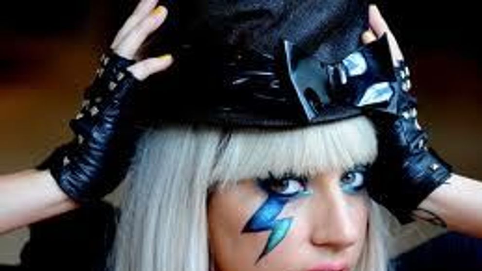 Lady Gaga impresionata de eseul Alejandro, scris de un roman! Vezi ce propunere impresionanta i-a facut vedeta