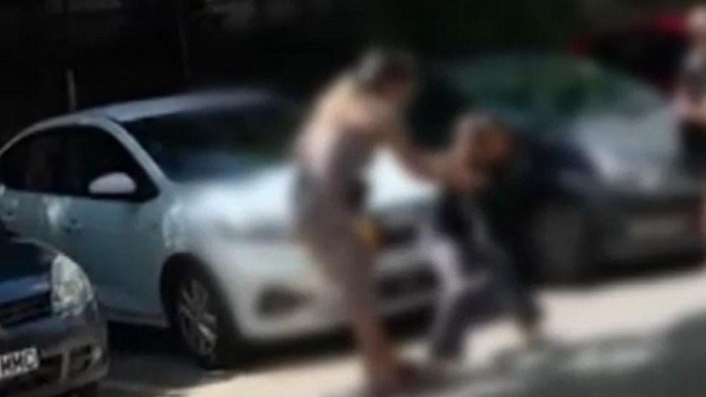 Ce le-a spus polițiștilor mama care și-a bătut fiica de opt ani pe stradă în Constanța. Copiii ei au fost preluați de bunica paternă