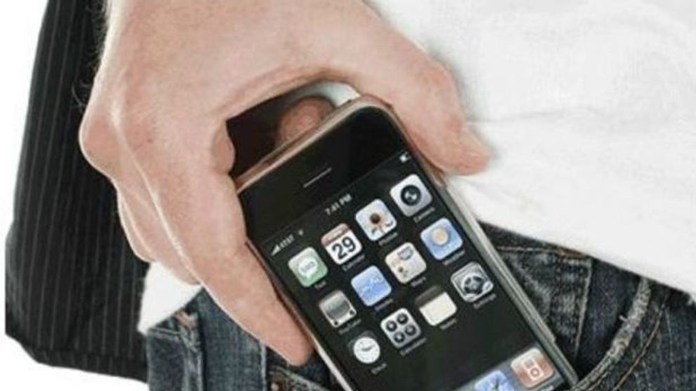 Un hot de iPhone i-a trimis proprietarului telefonului lista de contacte scrisa pe hartie