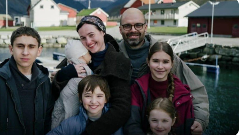 Cel mai atrăgător actor din România, de nerecunoscut, cu chelie și ochelari de tătic. Reacția fanelor: ”E frumos oricum”