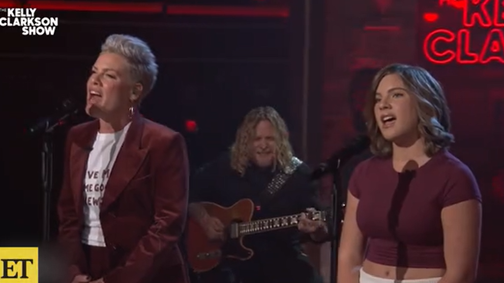 Duetul care a topit inimile: Pink și fiica ei de 14 ani, împreună pe scenă. Willow îi calcă pe urme și are un talent răvășitor