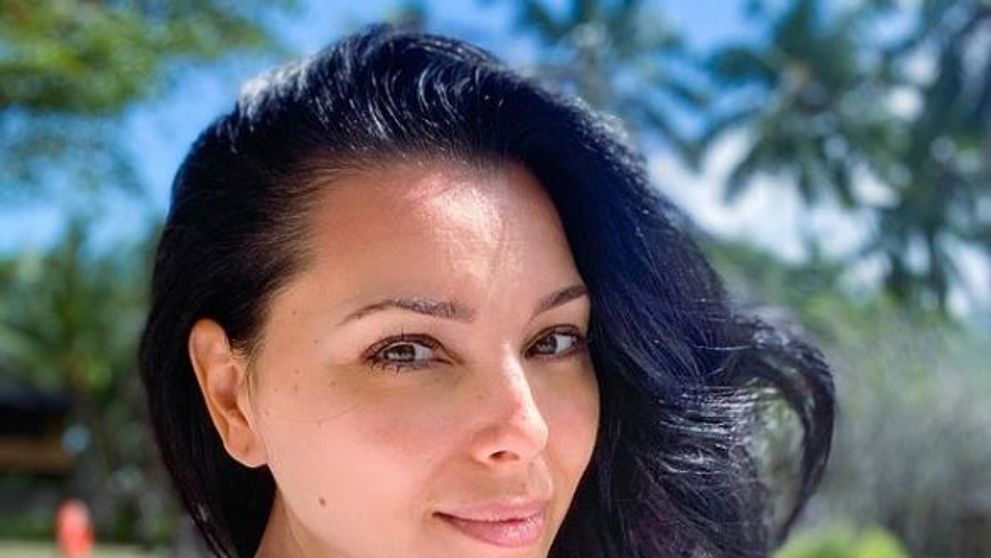 Corina Caragea, superbă în costum de baie! Cum a fost fotografiată pe plajă frumoasa prezentatoare
