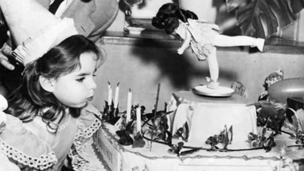 Fetița din imagine a ajuns una dintre cele mai mari artiste ale lumii și are o poveste fascinantă de viață! „Regina cabaretului” a împlinit 79 de ani