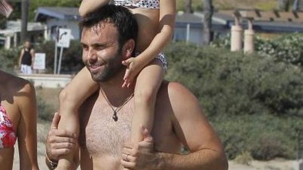 Toti au intors capul dupa ei. Au facut senzatie la plaja. Cum arata iubita acestui barbat