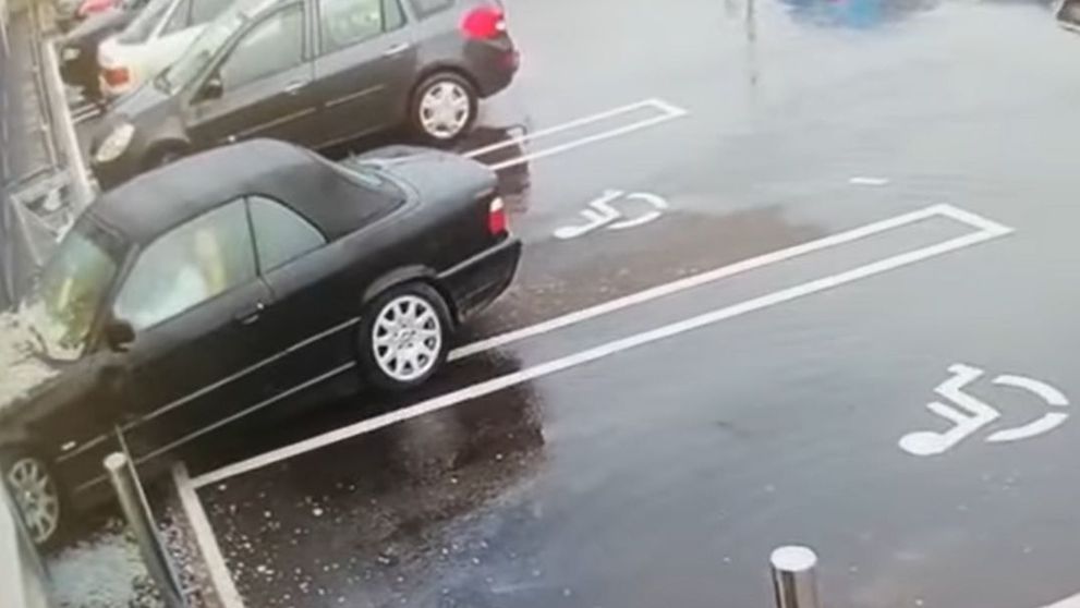VIDEO | O șoferiță din Hunedoara a vrut să dea cu spatele și să iasă din parcare, dar a intrat prin geamul unui magazin