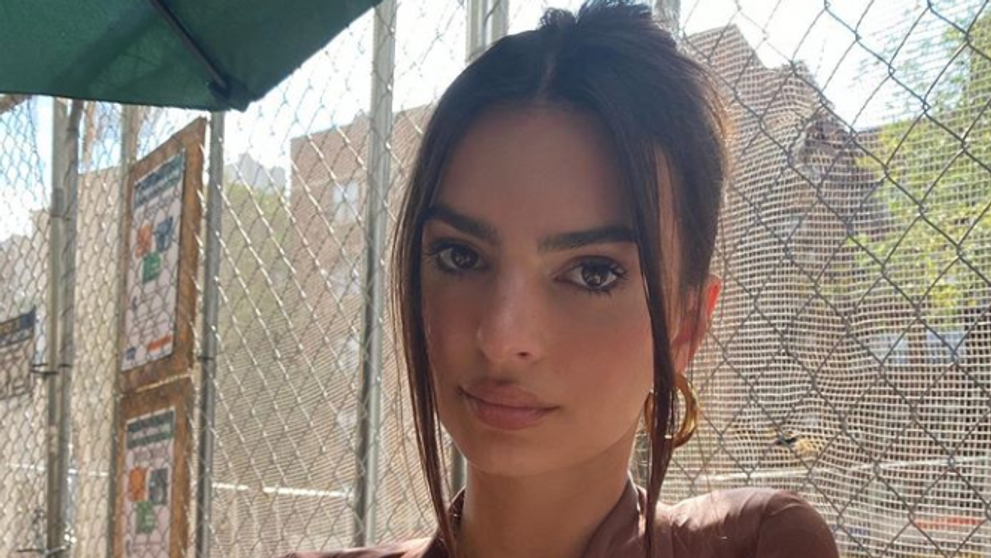 Nu a mai apărut de mult atât de îmbrăcată la plajă. Ținuta cuminte cu care Emily Ratajkowski și-a surprins fanii