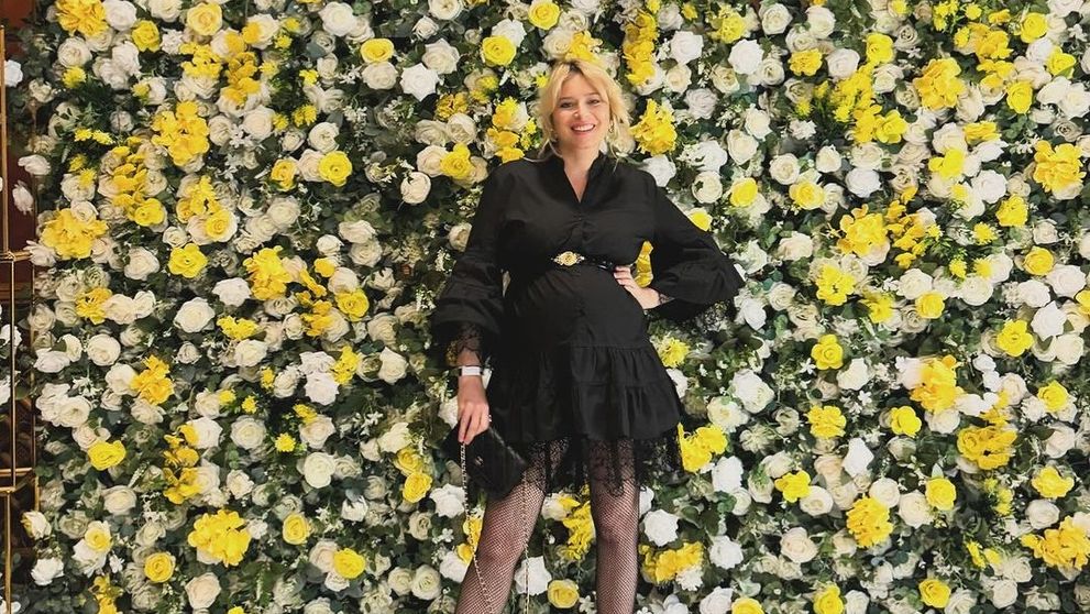 Laura Cosoi, în formă excelentă pe final de sarcină: și-a etalat burtica într-o rochie chic la o gală mondenă