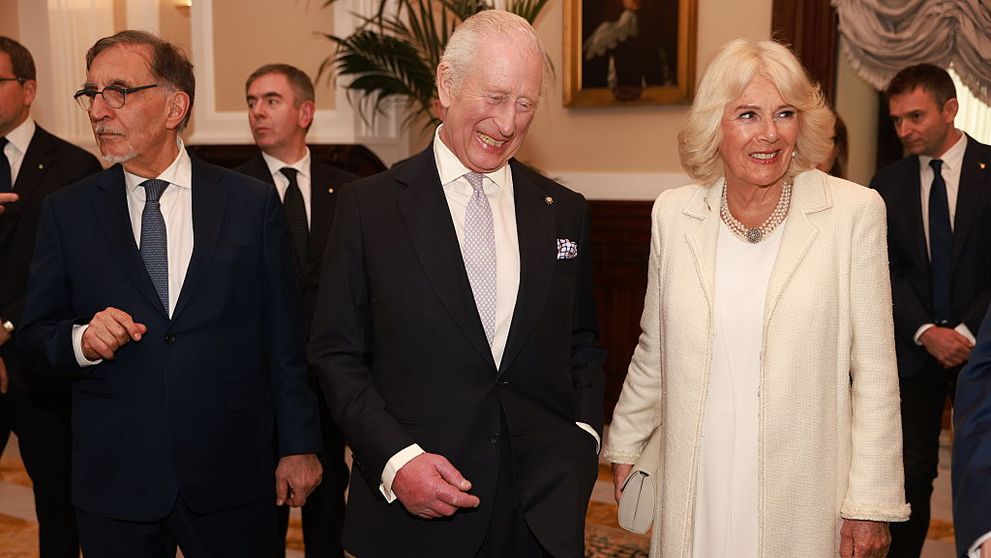 Regele Charles al III-lea și soția sa au împlinit 20 de ani de căsnicie! Semnificația specială din spatele rochiei purtate de Regina Camilla pentru portretul aniversar