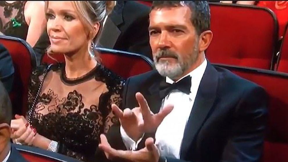 Modul bizar în care Antonio Banderas a aplaudat la Premiile Emmy. Fanii s-au amuzat copios