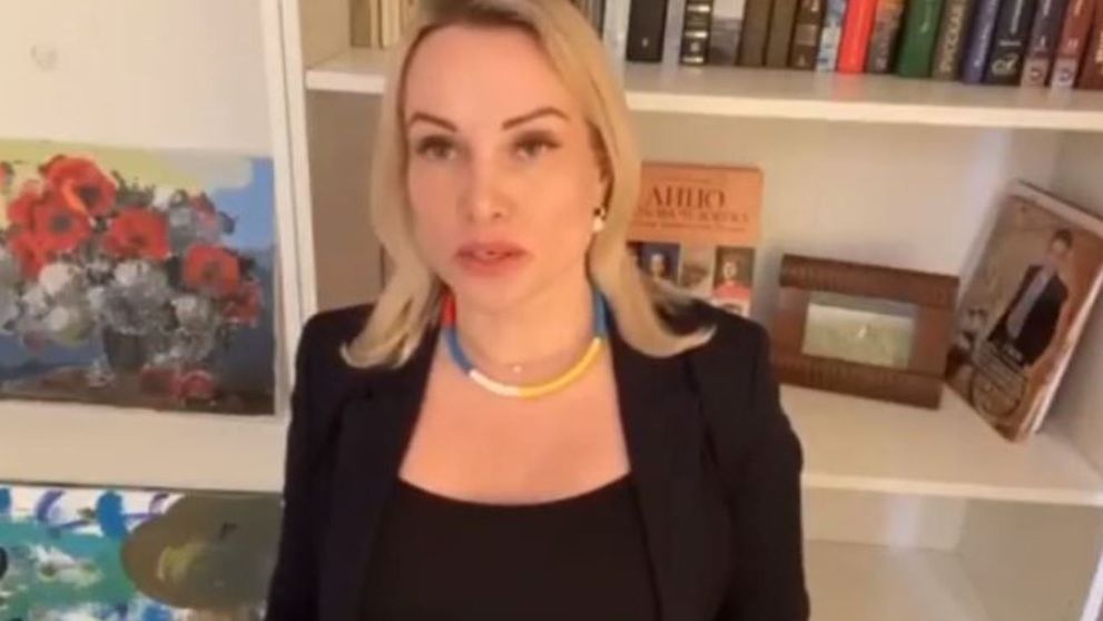 Marina Ovsyannikova, jurnalista care a afișat o pancartă anti-război la TV, plasată în arest la domiciliu