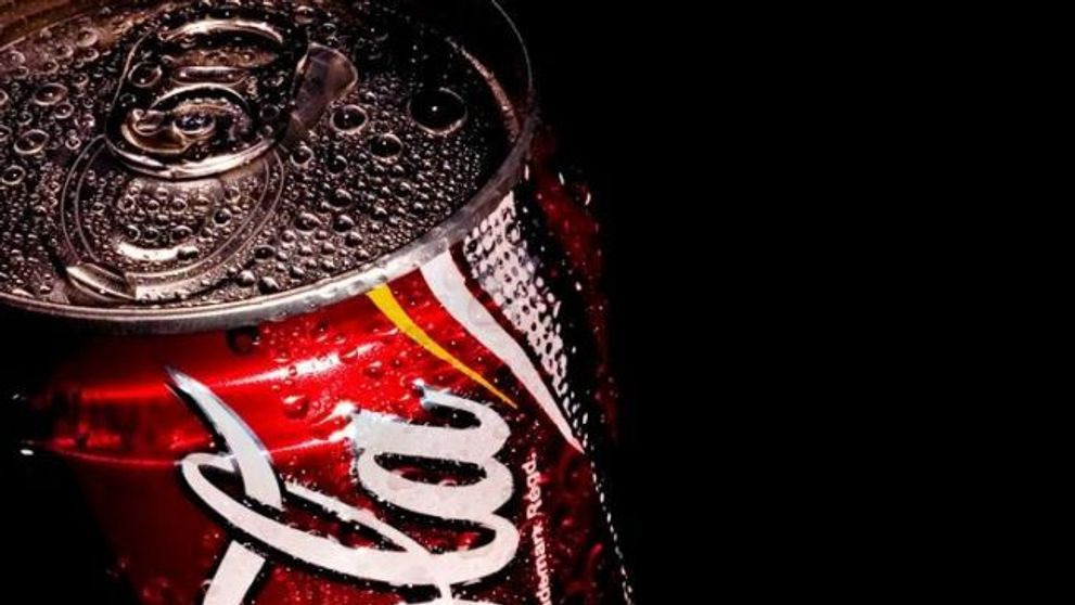 Pentru prima data in istorie, Coca-Cola schimba culoarea cutiilor rosii. FOTO