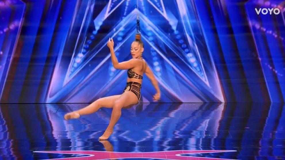 Danila a plutit pe scena America's Got Talent, susținută doar de podoaba capilară