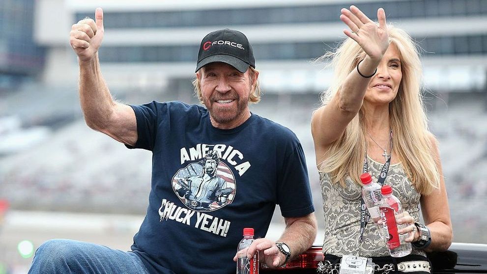 Chuck Norris, la piscină cu soția lui. Cum arată Gena O’Kelley la 60 de ani