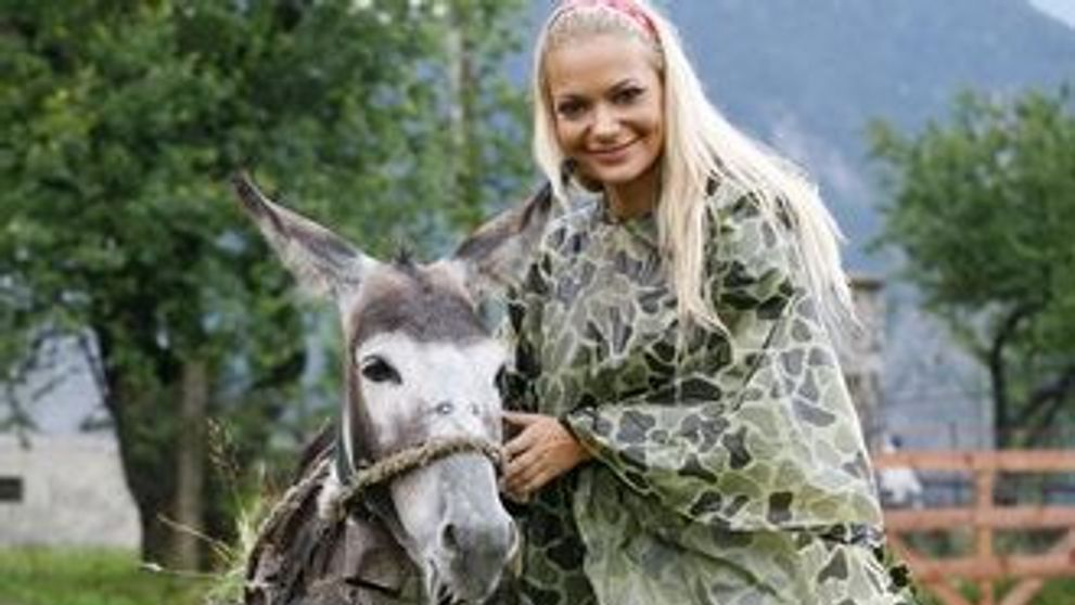 Andreea Antonescu a iesit cu vacile si caprele la pascut pe www.protv.ro