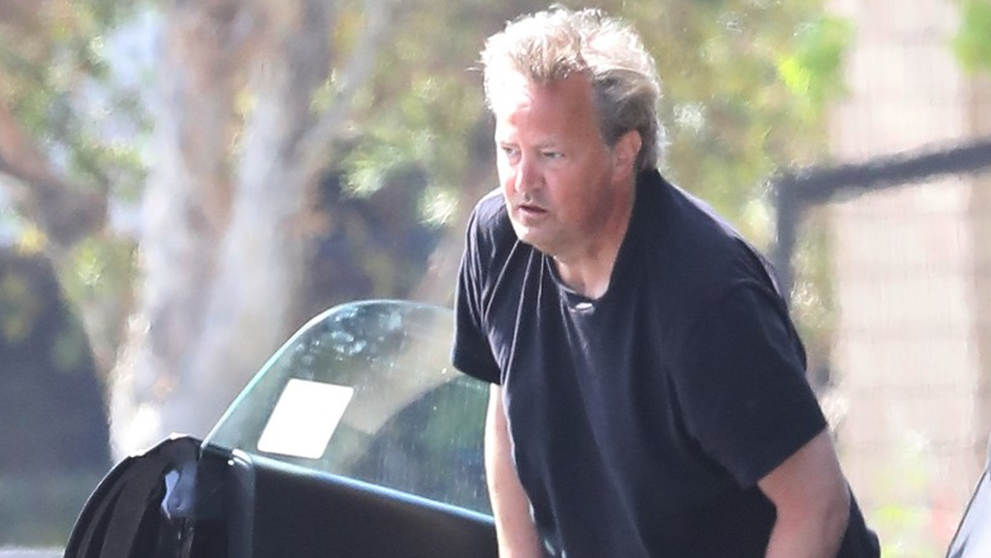 Matthew Perry, îmbrăcat sărăcăcios, dar la volanul unui bolid de 145.000 de dolari