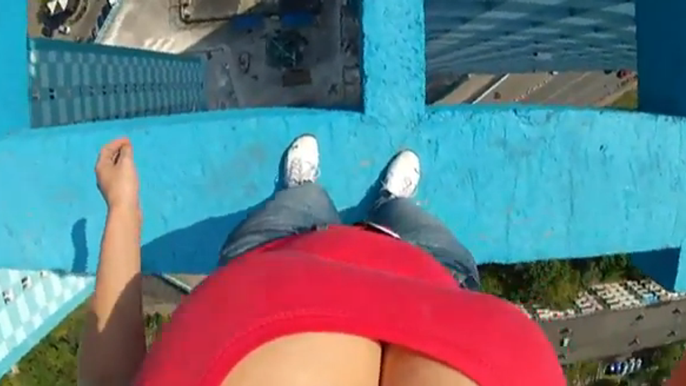 La cladiri te poti uita, dar la tinuta ei sexy ba! A vrut sa filmeze privelistea pe care o vedea si uite ce a iesit