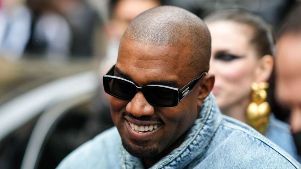 Kanye West, pus la zid pentru că și-a expus noua colecție de haine în saci de gunoi: 