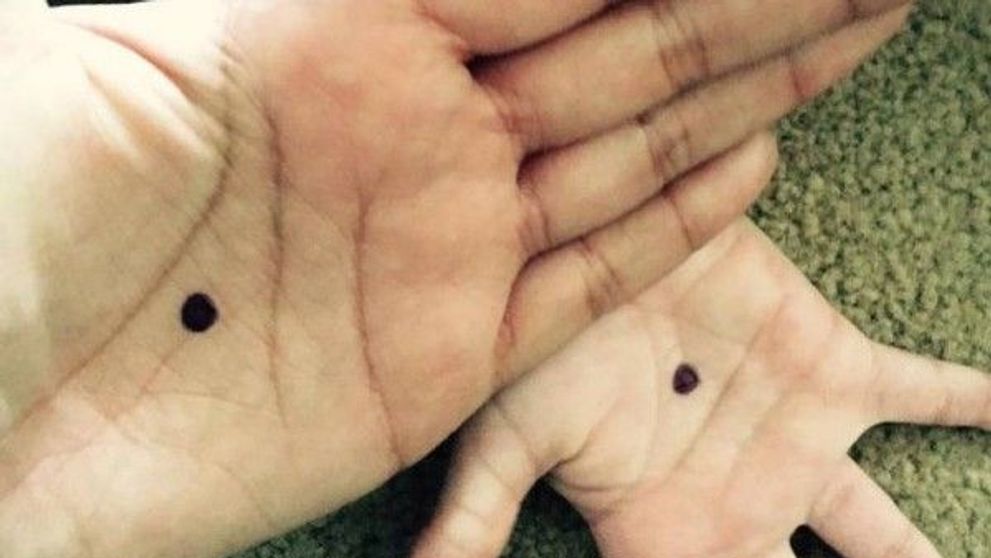 Motivul pentru care oamenii din toata lumea isi fac un punct negru in podul palmei. Ce reprezinta simbolul
