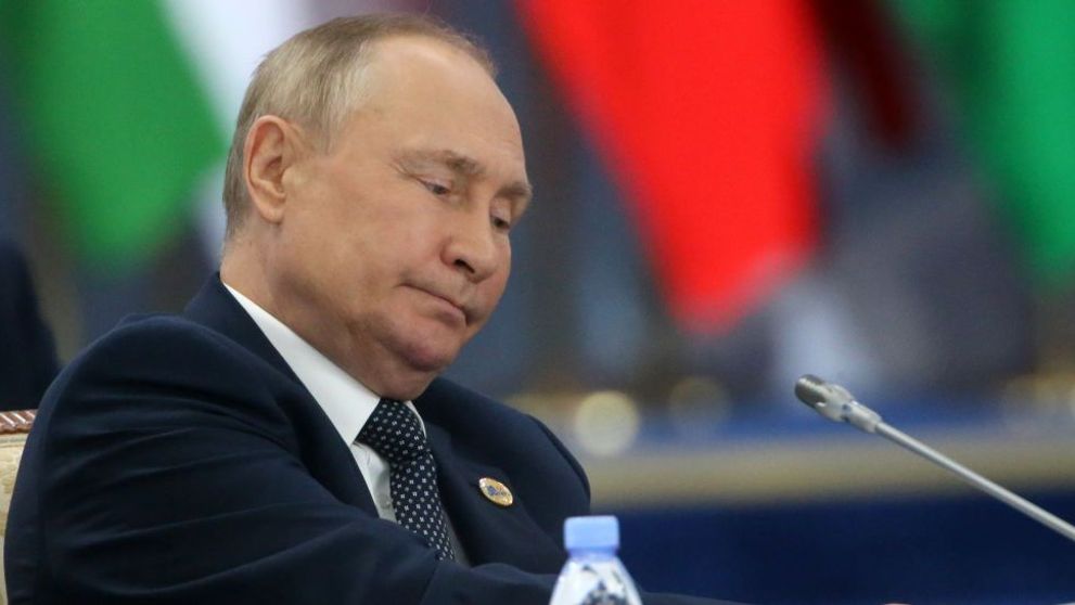 O rusoaică de 60 de ani riscă cinci ani de închisoare după ce a pus un bilet pe mormântul părinților lui Vladimir Putin