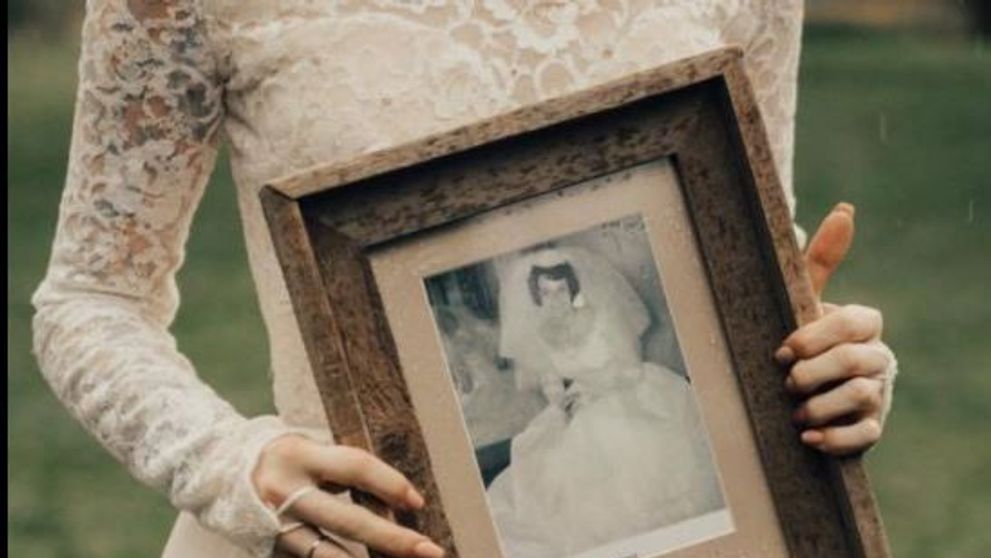 A purtat la propria nunta rochia de mireasa a bunicii sale din 1962. Reactia femeii este emotionanta