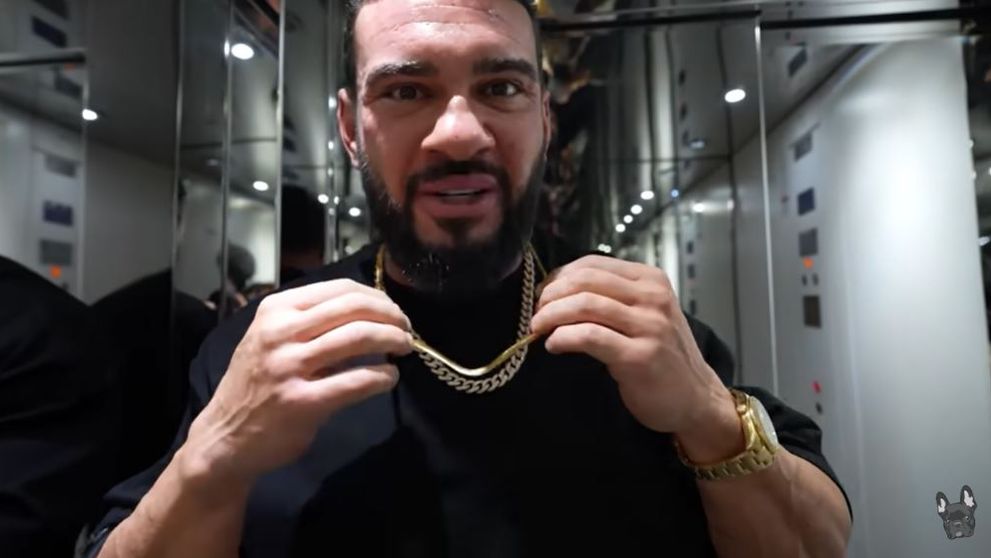 Dorian Popa și-a făcut cadou de Moș Nicolae un lanț din aur încrustat cu 2.100 de diamante: „Este o piesă de artă!”