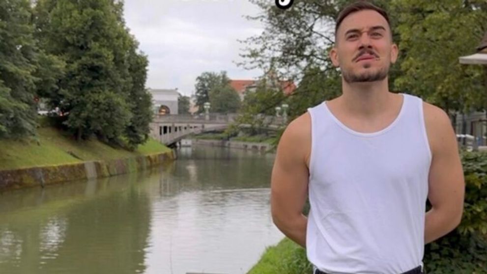Sârbul în trening, cu maiou și scobitoare a încasat o sumă uriașă după ce a promovat micii și sarmalele din România