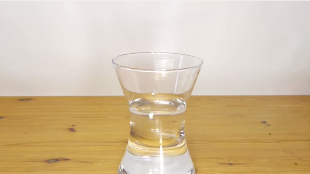 Pune scotch transparent pe o vaza. Ce se intampla cand aranjeaza florile. Rezultatul, spectaculos