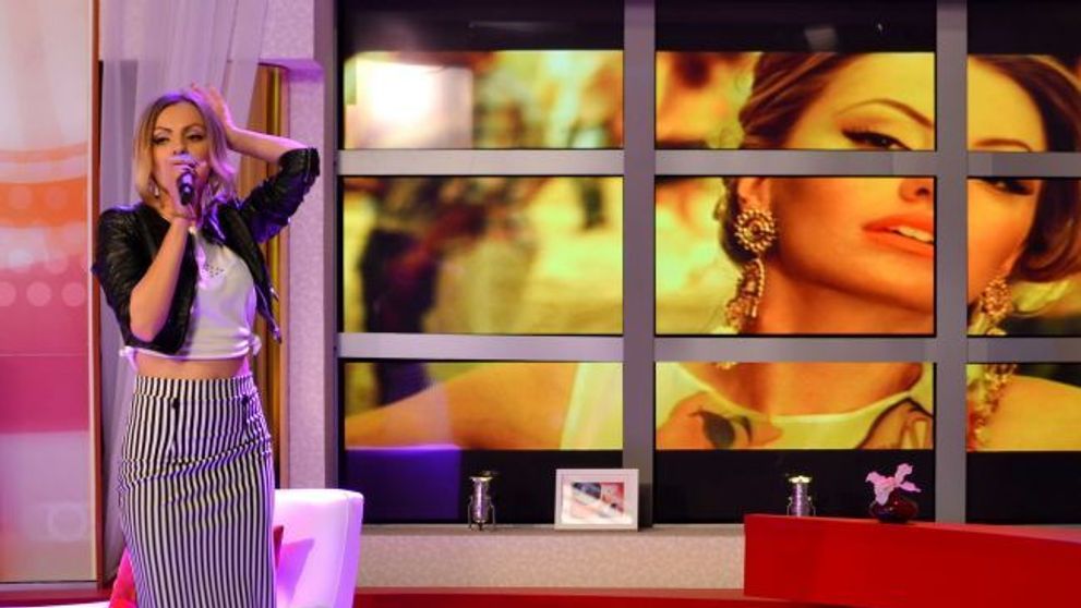 Alexandra Stan nu a fost recunoscuta de o tanara care ii promova concertul. Ce i-a spus fata si <span style=