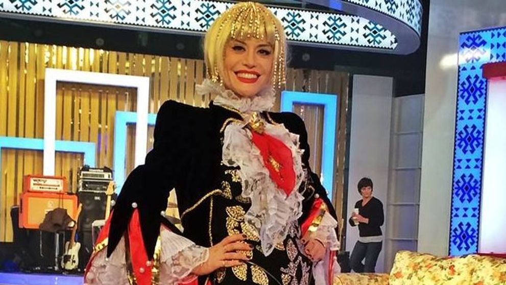 Loredana, asa cum nu o vezi niciodata la TV: complet nemachiata si imbracata in tricou si colanti