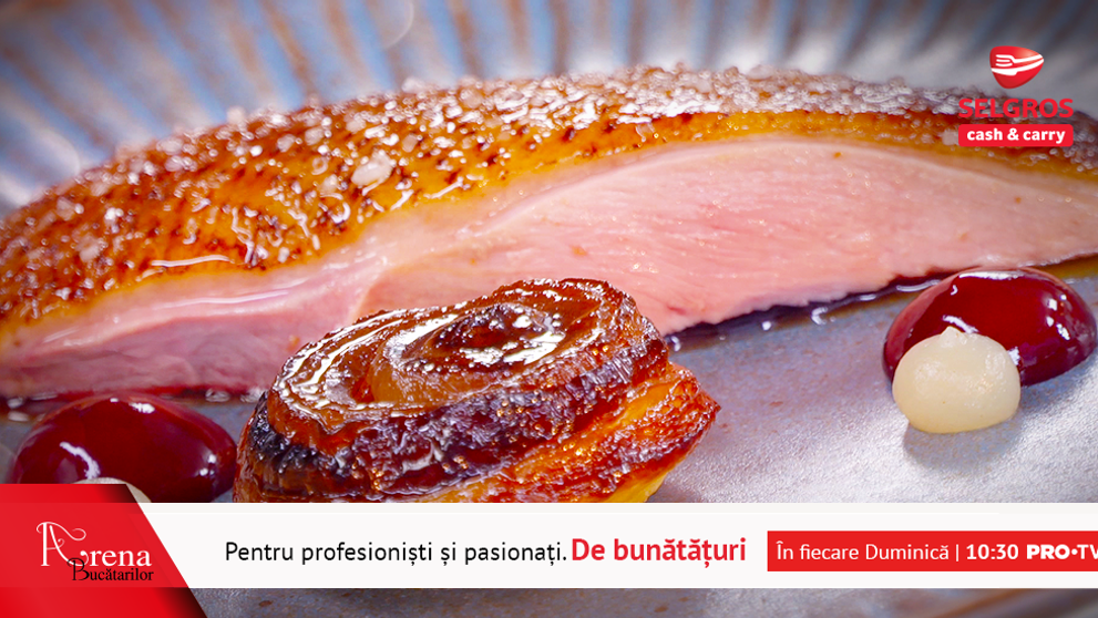 Piept de rață cu piure de prune, tartă cu ceapă și salată