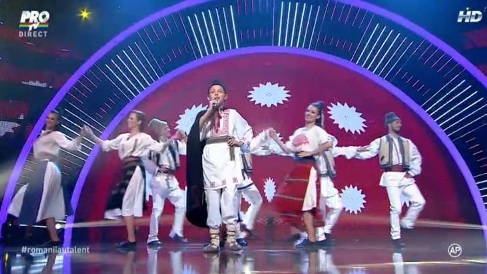 La doar 13 ani este posesorul unui talent deosebit! Cand a urcat pe scena, audienta a amutit. Vezi un moment memorabil