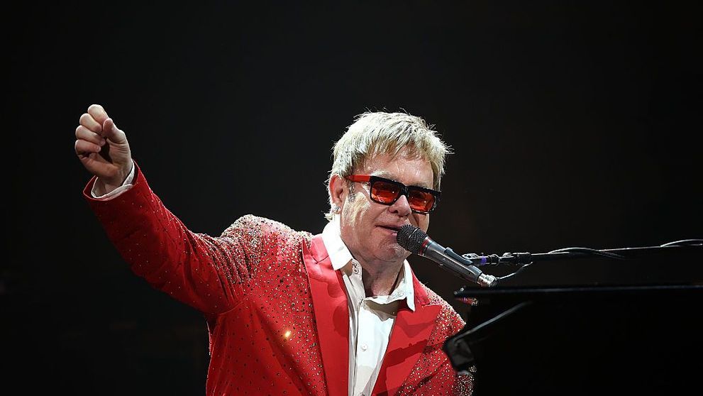 Care e singurul program TV pe care Elton John îl urmărește de Crăciun