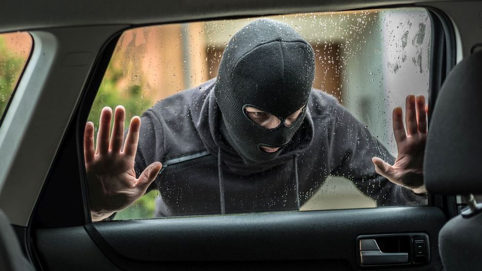 Un hoţ a adormit în maşina din care a furat mai multe bunuri. Ce reacție a avut în fața polițiștilor
