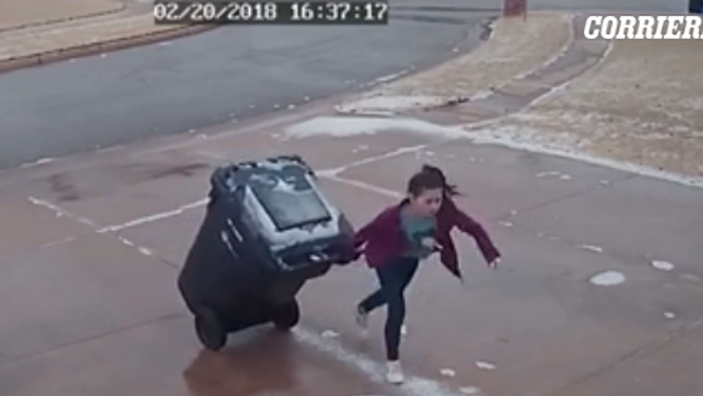 Ce se intampla cand ai 40 de kg si incerci sa cari un tomberon pe gheata :)) VIDEO