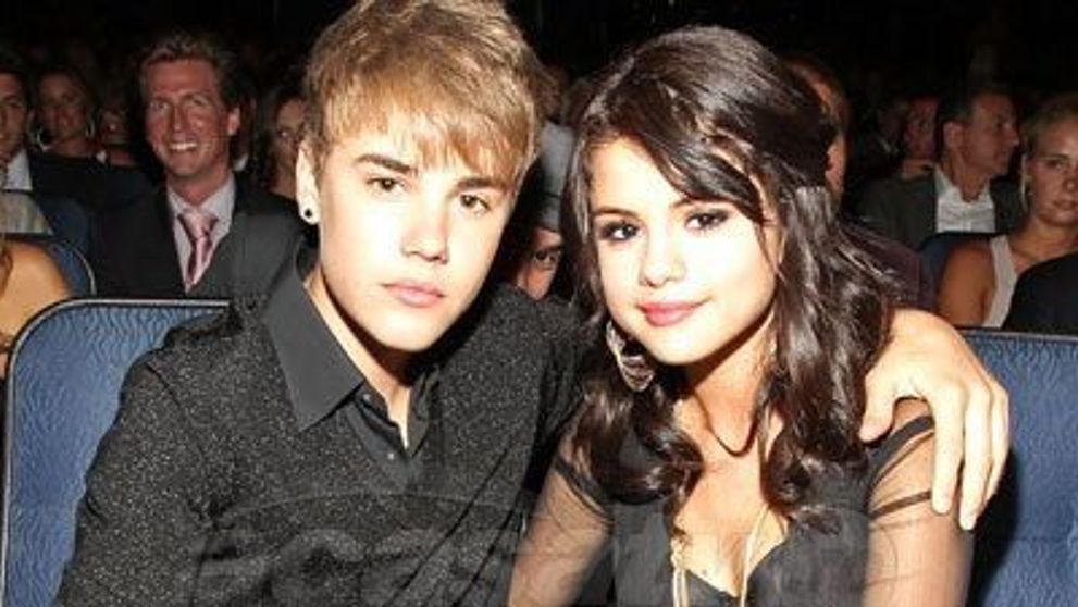 Selena Gomez are urme vizibile de celulita, la numai 18 ani! - FOTO