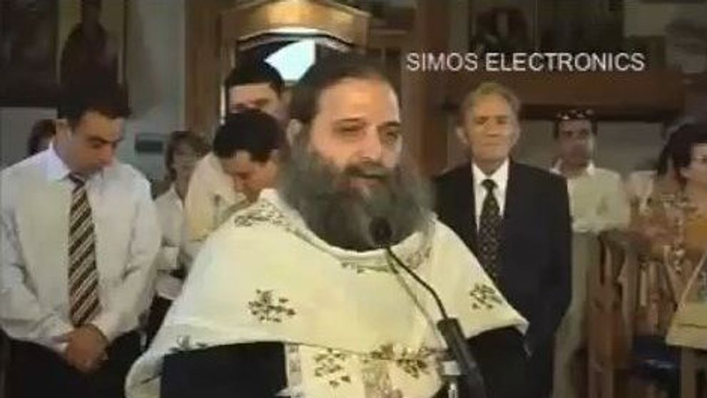 Prima surpriza: Unui preot ii suna telefonul mobil in toiul slujbei. A doua surpriza:<span style=