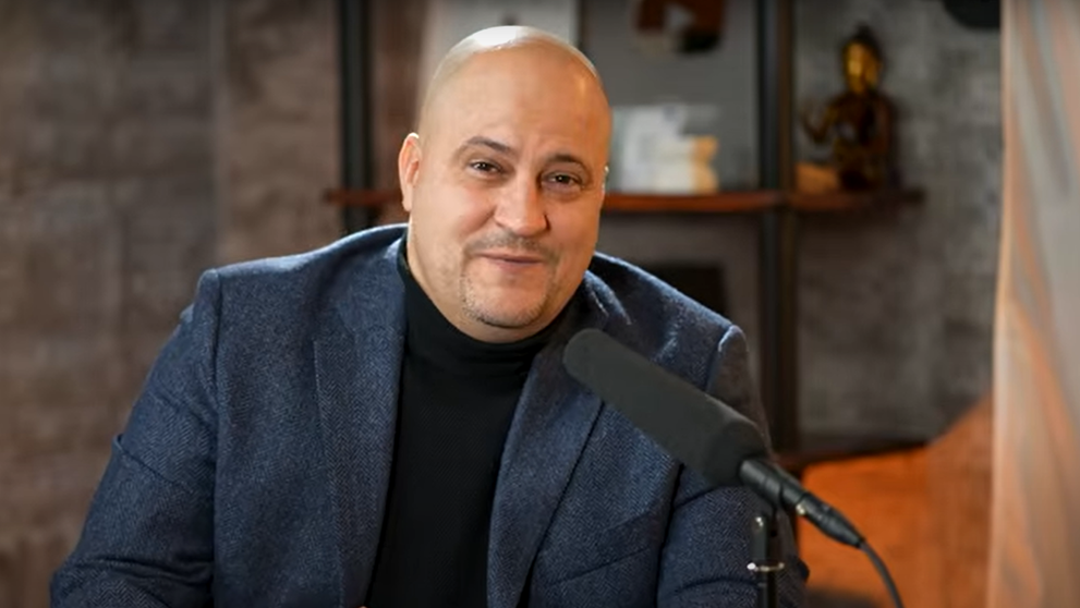 Prima reacție a lui Șerban Huidu, după ce a fost acuzat de hărțuire. Realizatorul TV ar fi trimis mai multe „mesaje dubioase”, ani la rând, unei alte prezentatoare: „A fost doar acest mesaj public”