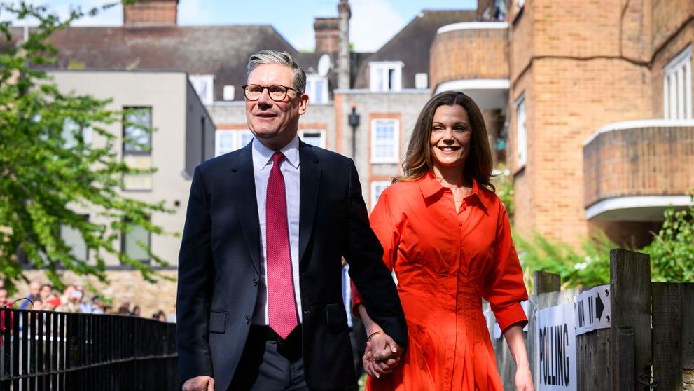 Cine este Keir Starmer, noul prim-ministru al Marii Britanii. Împreună cu soția sa, Victoria, intră în reședința oficială din Londra de pe Downing Street