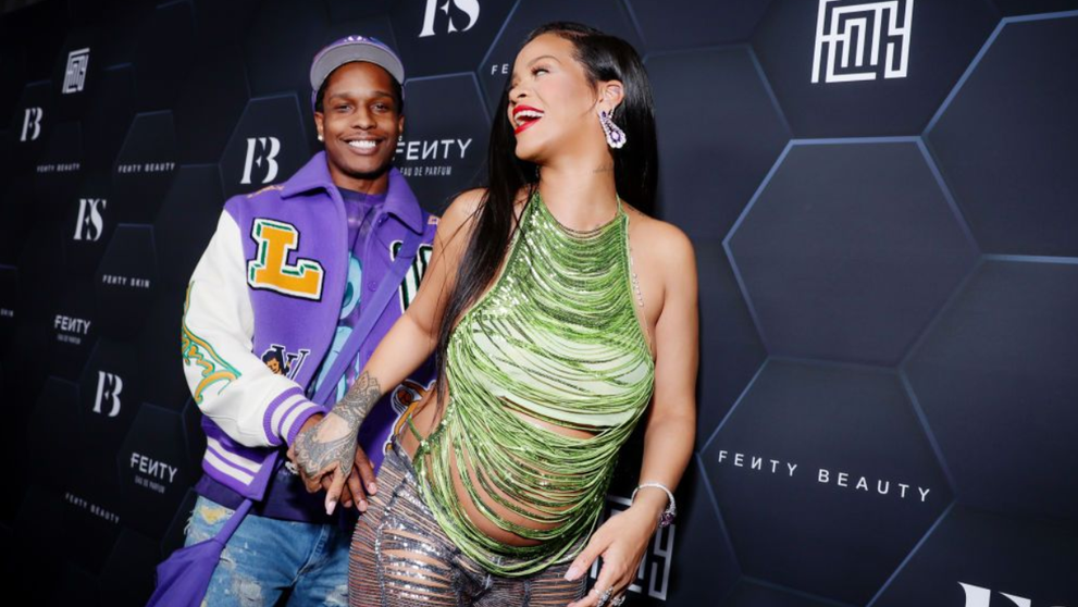 Rihanna a născut un băiat în urmă cu șase zile, dar a păstrat secretul