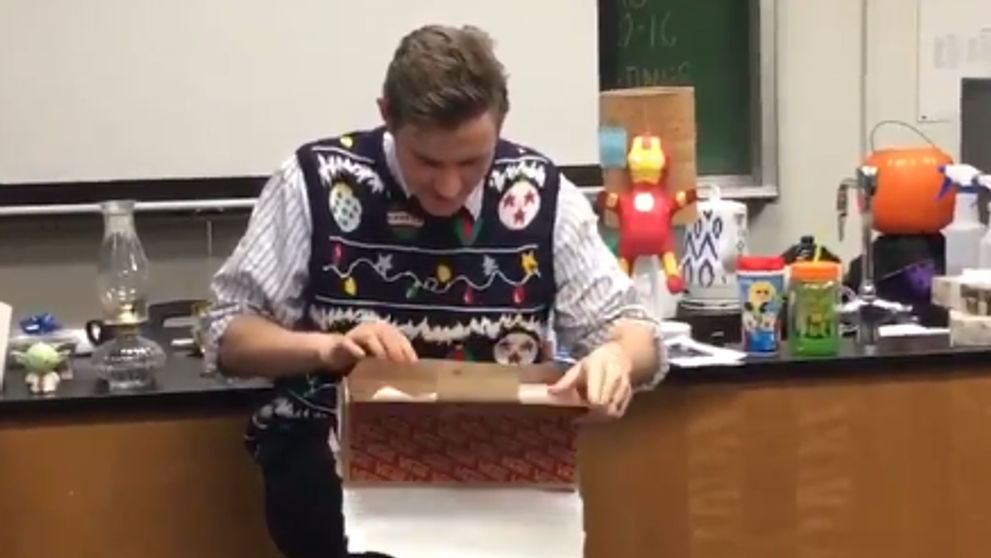 Un profesor a fost filmat in timp ce primea un cadou de la elevii sai. Ce s-a intamplat mai apoi este VIRAL