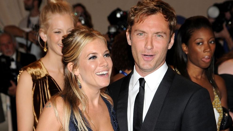 Sienna Miller, despre relația cu Jude Law: „M-am îndrăgostit de cineva faimos, dar sincronizarea a fost proastă”