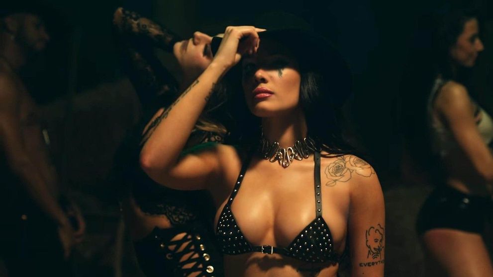 Excentrica Halsey a renunțat definitiv la haine! Cum apare în noul ei clip