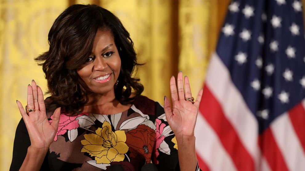 Michelle Obama arata senzational intr-o pereche de pantaloni albi, scurti. Fosta Prima Doamna s-a relaxat la plaja