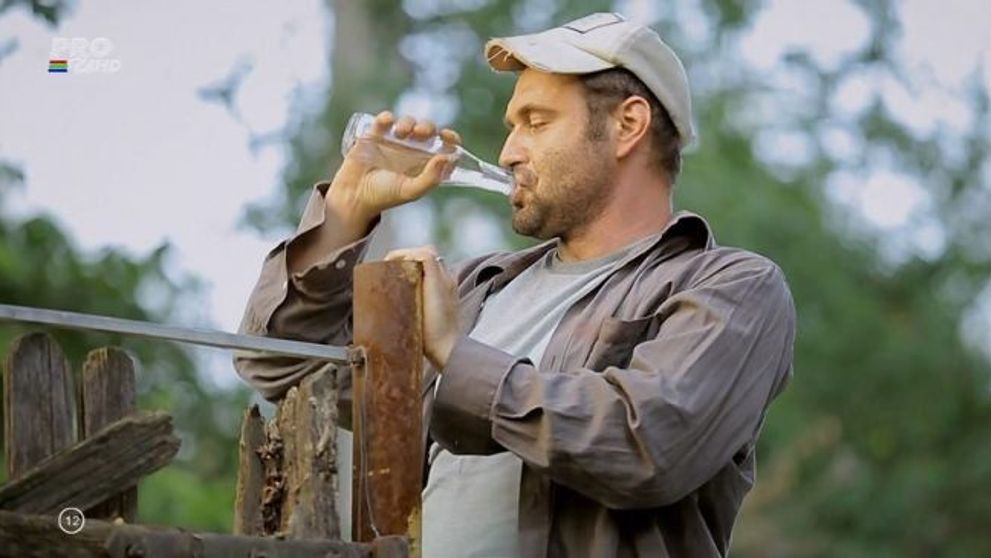 A baut, oare, atata alcool? Adrian Vancica, interpretul lui Celentano, a consumat la filmari 400 de litri de bauturi. Adevarul despre ce era in sticle